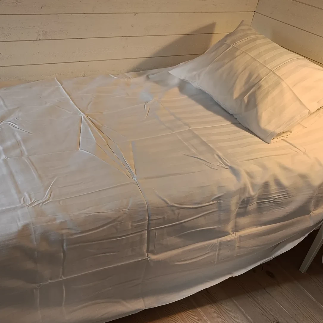 Extra lång vit sängtextil i bäddad säng